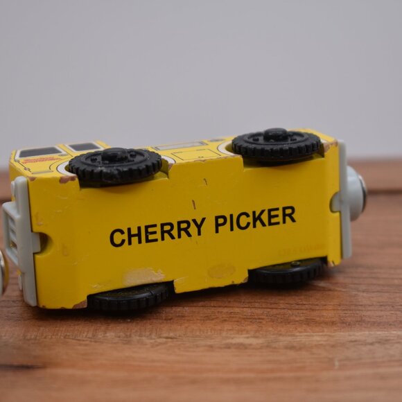 Spotlight Lorry and Cherry Picker Thomas and Friends Wooden Railway Engine Train - Picture 9 of 9